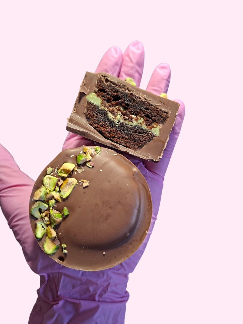 Chocolate Brownie Round Pistachio